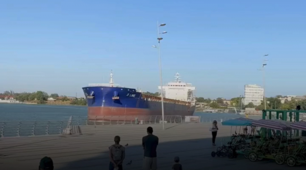 Incident naval grav la Tulcea: o navă cargo a lovit pontoanele și mai multe ambarcațiuni de-a lungul falezei. Momentul a fost filmat