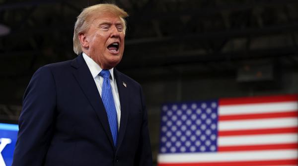 Trump susține că insula Kharg din Iran este „făcută praf” și publică un videoclip cu explozii generat de AI