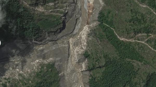 Care e singura construcție rămasă în picioare în punctul de frontieră dintre Nepal și China. Totul a fost acoperit de noroi și bolovani