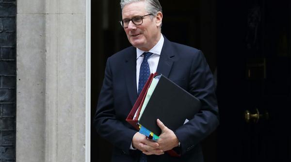 keir starmer anunta ca iese din politica si demisioneaza din parlamentul britanic demisia sa ii face probleme lui andy burnham