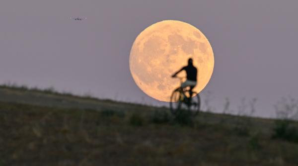 luna plina din septembrie 2026 cand unde si cum poti vedea mai bine luna recoltei pe cerul romaniei