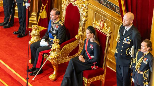 noul rege al norvegiei haakon a depus juramantul in absenta reginei mette marit langa tron a avut o pe fiica lui printesa ingrid
