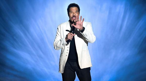 Nu a mai putut să stea în picioare în timpul concertului: După câteva ore, cântăreţul Lionel Richie s-a internat voluntar la ATI
