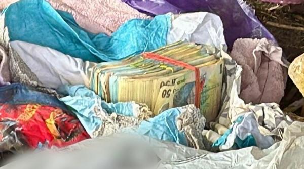 doi camatari din dambovita au ingropat aproape 200 000 de lei in gradina inveliti in carpe imagini de la perchezitiile politistilor