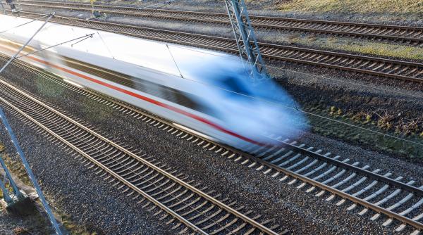 Încă un incident ciudat pe căile ferate din Germania. Ușa unui tren care mergea cu 200 de km/h s-a deschis brusc