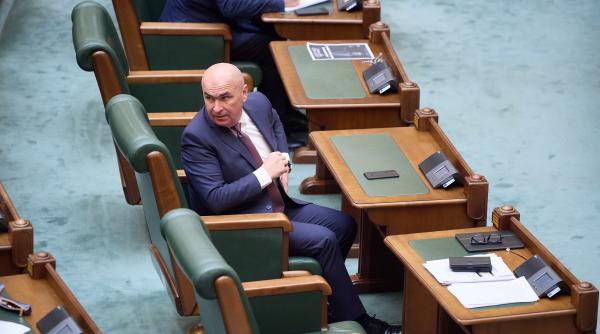 Interzicerea cumulului pensie-salariu la stat a trecut tacit de Senat. Pensionarii care vor să rămână angajați pierd 85% din pensie