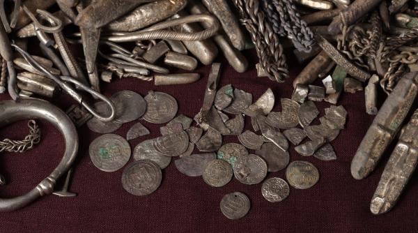 isi construia terasa si a gasit comoara arheologica un barbat a descoperit in curte cel mai mare tezaur de argint viking din danemarca