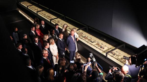regele charles macron si burnham vad tapiseria din bayeux miercuri un miliardar controversat le a luat o insa inainte