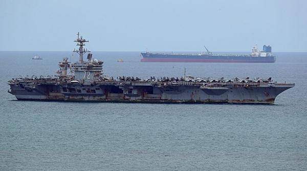 ruginit nuclear si cu avioanele pe punte portavionul uss abraham lincoln a ajuns in thailanda echipajul se recreeaza la pattaya