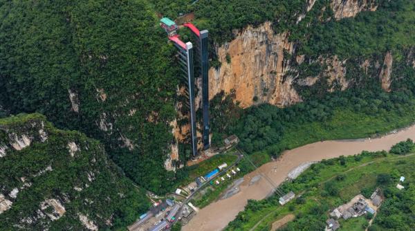 China a făcut pe o stâncă un lift exterior de 288 de metri pentru ca elevii dintr-un sat să ajungă mai repede la școală