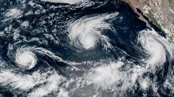 El Nino dă alarma în Pacific. Trei furtuni uriașe s-au format simultan deasupra apelor calde. Unde se duc Lowell, Karina și Marie