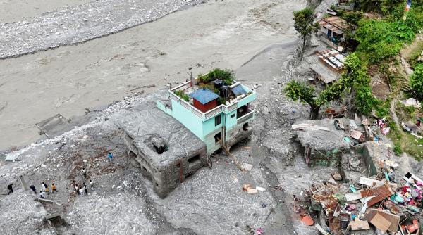 o casa turcoaz a ramas in picioare dupa ce a fost lovita de viitura din nepal si toata lumea se intreaba cum a fost posibil