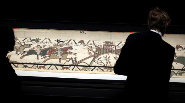 Primele imagini cu Tapiseria de la Bayeux expusă în British Museum: E fixată pentru prima dată întinsă pe o suprafață plană