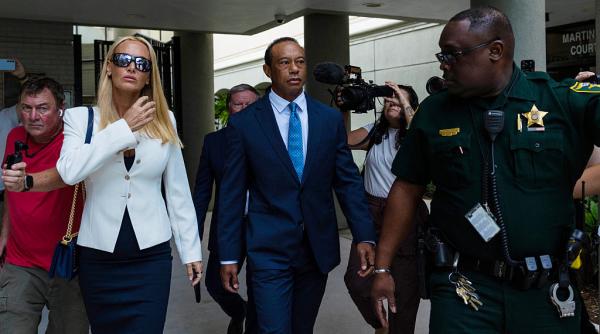 Tiger Woods a pledat vinovat pentru conducere periculoasă şi a scăpat de închisoare, dar i-a fost suspendat permisul pentru 5 ani