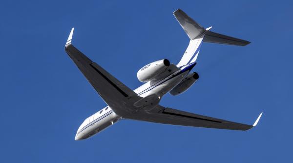 „Tocmai am pierdut motorul din dreapta”. Momente de panică pentru șeful securității interne din SUA. Avionul său a aterizat de urgență