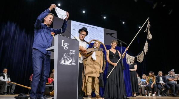 Mersul pe șerpi veninoși și îngroparea chiloților au fost premiate la gala Ig-Nobel. Cele mai neobișnuite studii științifice din 2026