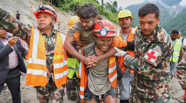Salvare miraculoasă în Nepal: Doi muncitori au fost scoși în viață dintr-un tunel al unei hidrocentrale, la 9 zile după dezastru