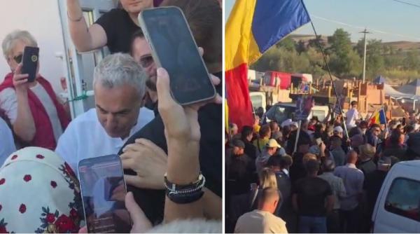 Călin Georgescu îşi face iar campanie cu 1 leu. S-a dus la piaţă cu susţinătorii şi a cumpărat o legătură de pătrunjel