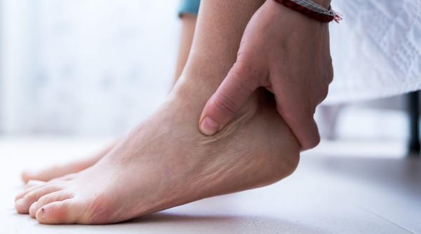 Când ascund picioarele umflate o problemă medicală. Suplimentele naturale care ajută