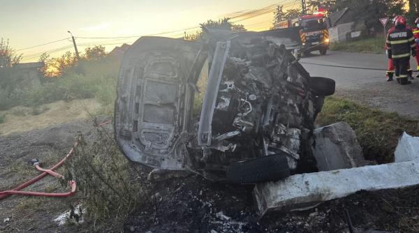 doi minori de 16 ani au murit intr un accident cumplit in suceava masina lor a intrat intr un cap de pod si a luat foc