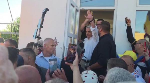 Georgescu a fost huiduit la Vaslui, după ce i s-a interzis accesul într-o fabrică și în biserica din Lipovăț: „Să plece cu circul”