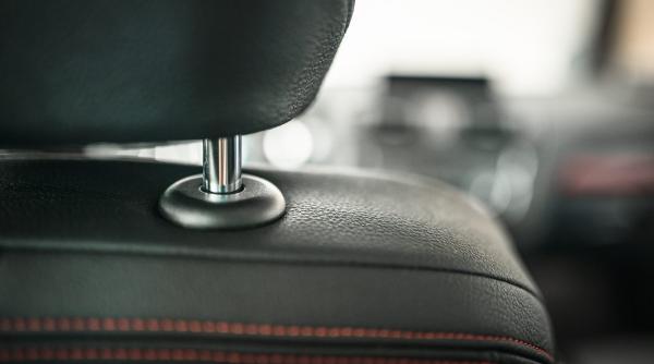 Poziția corectă a tetierelor de la scaunele mașinii. Riști accidentări grave la coloană dacă nu le ajustezi înălțimea