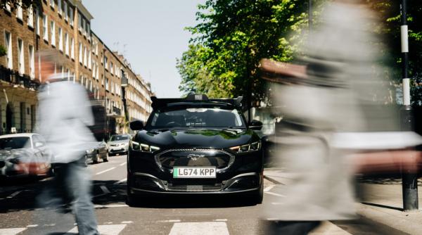 robotaxi a inceput sa circule la londra dar deocamdata cele 15 masini au sofer