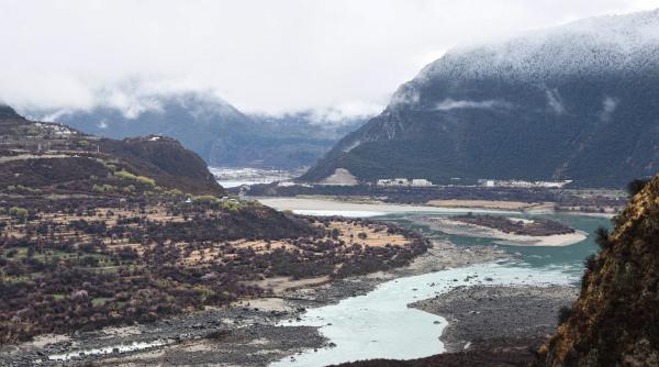 china ridica un mega baraj in tibet in ciuda riscului prabusirii ghetarilor din zona care au provocat inundatii catastrofale in nepal