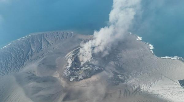 mae a emis o atentionare de calatorie pentru romanii care merg in indonezia unde a erupt vulcanul krakatau