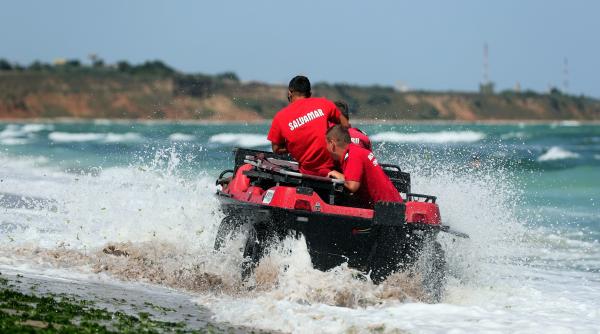 Operaţiune de salvare la Eforie Nord. Doi turişti au fost scoşi din mare de salvamari, după ce curenţii i-au dus în larg