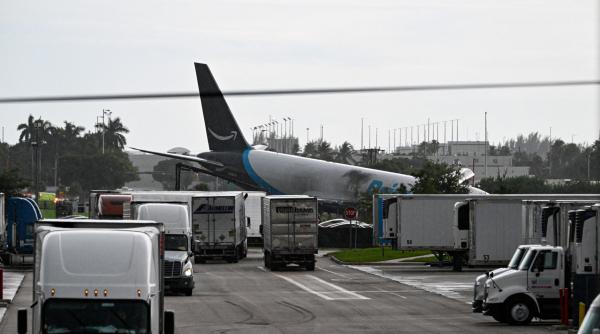 Un avion Amazon a ratat pista la aterizarea în Miami si a intrat în plin în mai multe mașini care circulau pe o șosea de lângă aeroport