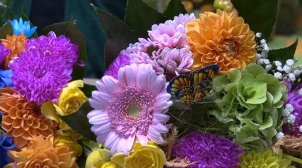 fuga dupa flori in prima zi de scoala un buchet ajunge sa coste si 500 de lei florarii se plang ca au pierderi extraordinar de mari