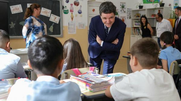 nicusor dan le a pus o intrebare de matematica copiilor de la scoala din curcani apoi a povestit cum a fost prima lui zi de scoala