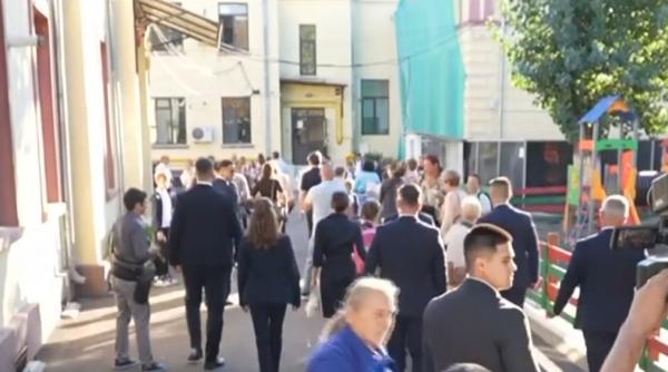 Nicușor Dan și Mirabela Grădinaru și-au dus împreună fetița la școală. Aheea a intrat în clasa a patra