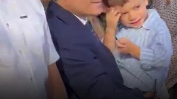 Nicușor Dan și Mirabela Grădinaru și-au dus împreună fetița la școală. Aheea a intrat în clasa a patra