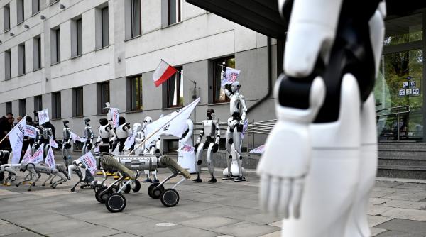 robotii au protestat in polonia fata de inteligenta artificiala aparati locurile de munca