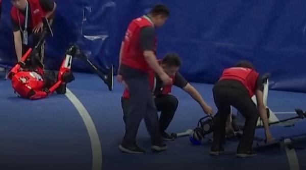 Roboții umanoizi din China aleargă mai repede decât oamenii, dar nu știu să se oprească