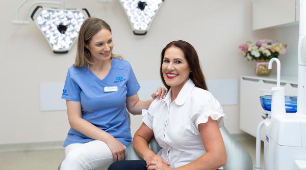Zâmbetul complet după 50 de ani: implant dentar și soluții pentru retracția gingivală la DENT ESTET