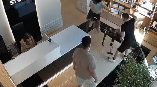 am fost avertizati imagini virale cu un robot care ataca un client intr un magazin impartea pumni ca un van damme automatizat