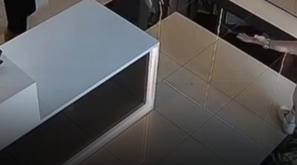 "Am fost avertizați". Imagini virale cu un robot care atacă un client într-un magazin. "Împărţea pumni ca un Van Damme automatizat"
