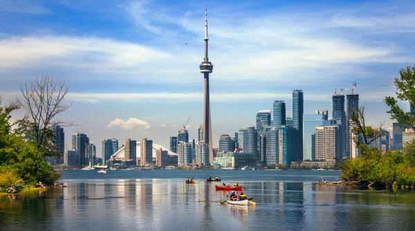 in 2004 toronto a inceput sa raceasca centrul orasului cu apa de la 83 de m din lacul ontario azi sistemul deserveste 200 de cladiri