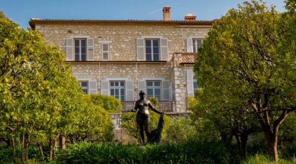 patru tablouri au fost furate de la muzeul renoir de pe coasta de azur una dintre picturi a fost abandonata de hoti pe drum