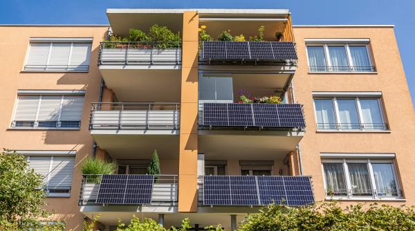 Peste un milion de germani produc acum energie solară de pe balcon. Sistemul costă 500 de euro și se conectează direct la priză