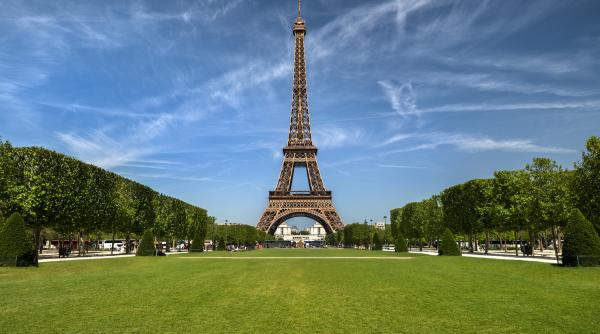 Scandal la Turnul Eiffel. Angajații au intrat în grevă, după ce femeilor li s-a cerut să plece în timpul vizitei unui grup hindus