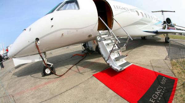 Toți cei care au fost în avionul privat din scandalul Mykonos vor fi audiați. Cine sunt pasagerii zborului către "insula bogaților"