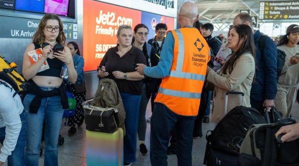 haos pe aeroporturile din marea britanie din cauza unei probleme tehnice 1 000 de zboruri anulate 65 000 de pasageri afectati