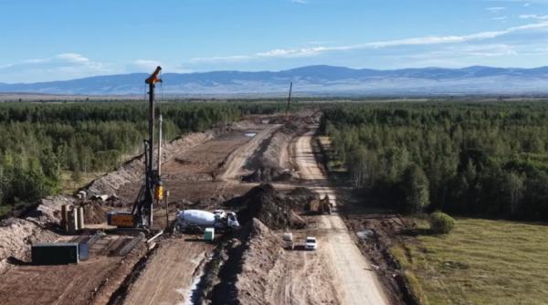 Imagini de pe primul şantier al Autostrăzii A8, care va lega Transilvania de Moldova şi va trece şi Prutul. "A8 avansează zi de zi"