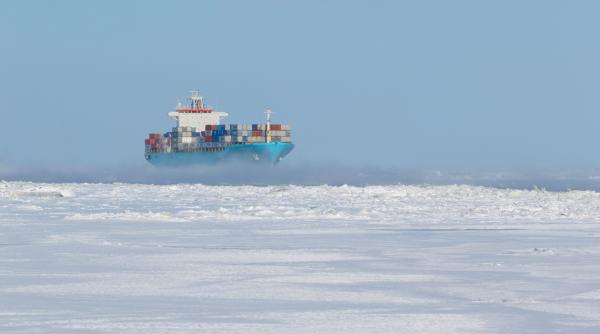O navă chineză scurtează cu două săptămâni drumul spre Europa prin Arctica. Totuși, ruta e periculoasă și nu e rentabilă