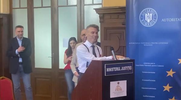 omul in haine gri a jurat pe tricolor artistul asaf avidan a devenit oficial cetatean roman e un nou capitol