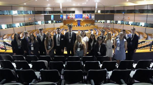 proiectul l o c a l eu continua 17 tineri din alexandria au invatat despre leadership si diplomatie in bulgaria si grecia
